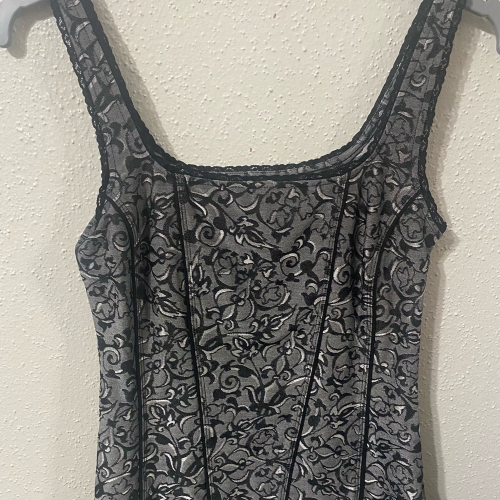 White House Black Market
Color: Black and gray with print
Size: Xs
